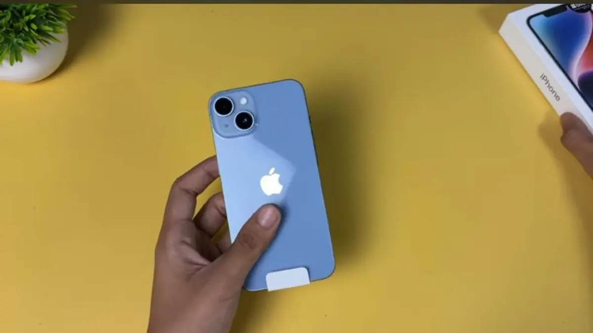 Harga iPhone 14 kini turun setengahnya. Simak hasil unboxing, tes gaming, kamera, dan alasan iPhone 14 masih worth it di 2026.(screenshot youtube)