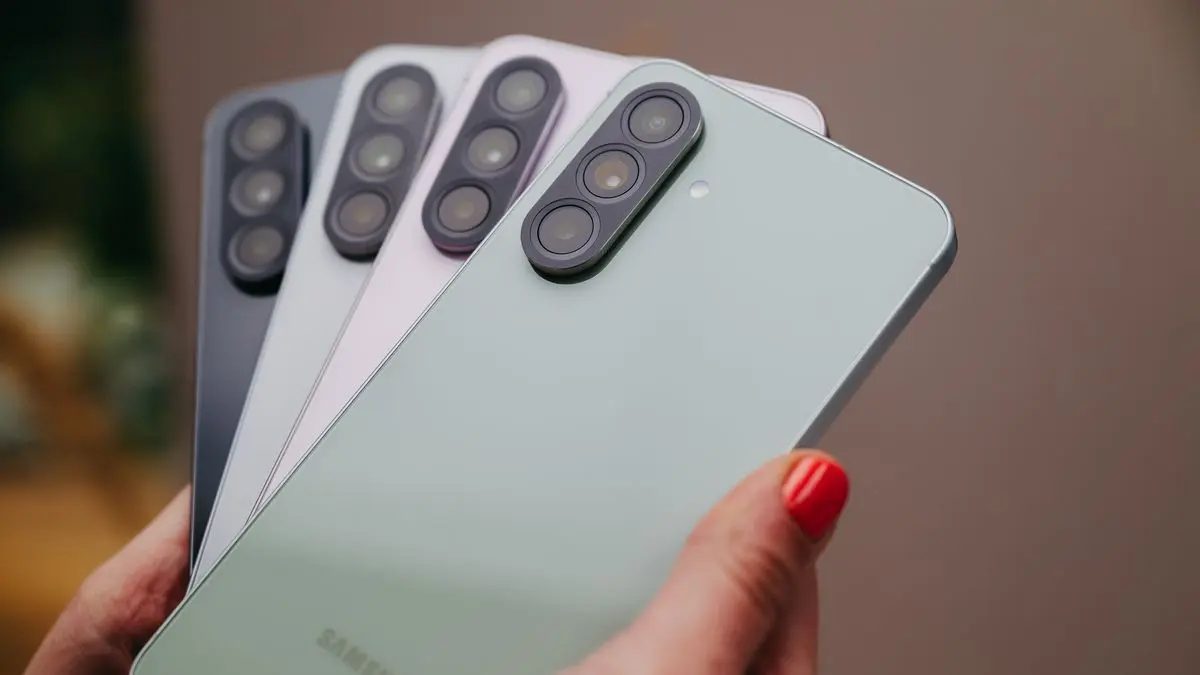 Rekomendasi HP Samsung 5G termurah 2026 mulai 2 jutaan dengan layar AMOLED, baterai besar, dan update panjang.