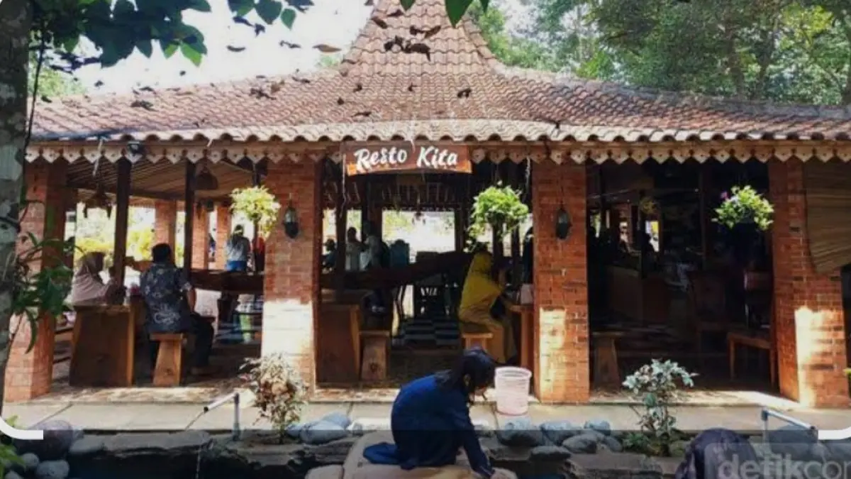 Wisata Kampung Kita Bekasi makin hits! HTM mulai Rp8 ribu, ada waterpark, sawah estetik, flying fox hingga nuansa Bali.