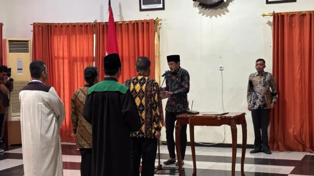KEBIJAKAN PIMPINAN: Proses mutasi Camat Pule Dwi Ratna pasca polemik menjadi Sekretaris Disippus, Jumat (8/5) sore. (ZAKI JAZAI/ RADAR TRENGGALEK)