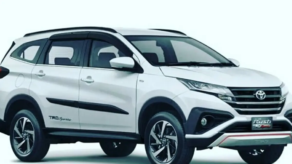 Toyota Rush vs Daihatsu Terios bekas 2022-2023, beda tipis harga dan tampilan. Simak perbandingan lengkapnya di sini.(Gemini AI)