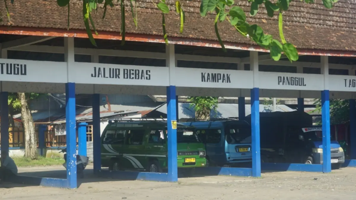 TUNGGU PENUMPANG: Sopir MPU di Terminal Kota Trenggalek mengeluhkan menurunnya jumlah penumpang. (FATRA ADITYA/RADAR TRENGGALEK)