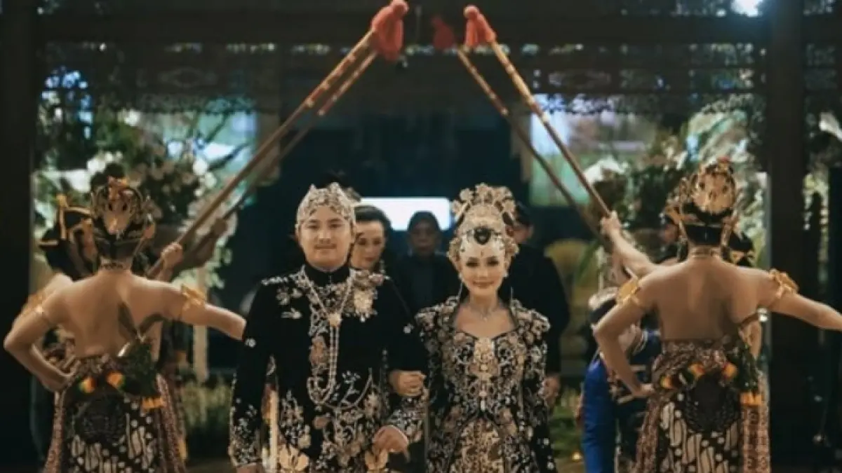 Aksa dan Yosika tampil anggun dalam prosesi adat Jawa, disambut tarian tradisional penuh khidmat malam ini. (Suara.com)