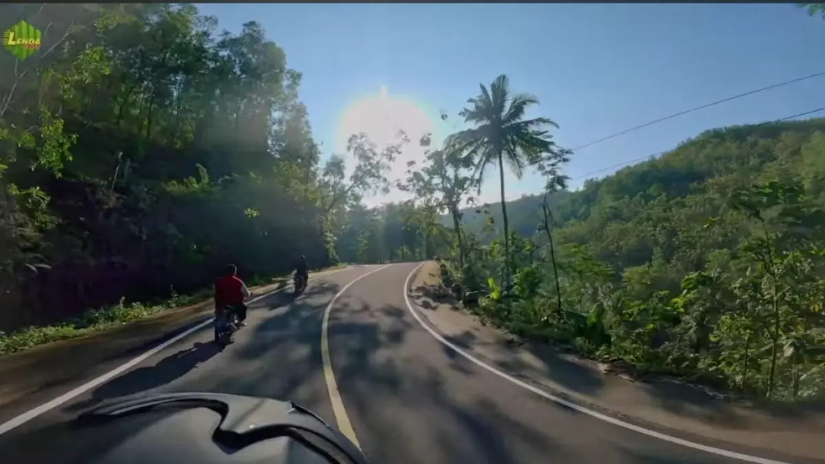Jalur Lintas Selatan Pacitan-Trenggalek jadi favorit rider dengan view laut, hutan, dan jalur eksotis menuju Panggul. (Screenshot youtube)