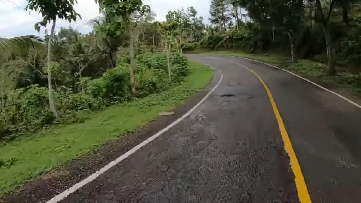 Jalur Pacitan-Trenggalek via Sudimoro ke Panggul jadi favorit rider dengan view PLTU Sudimoro dan Pantai Pelang. (Screenshot youtube)