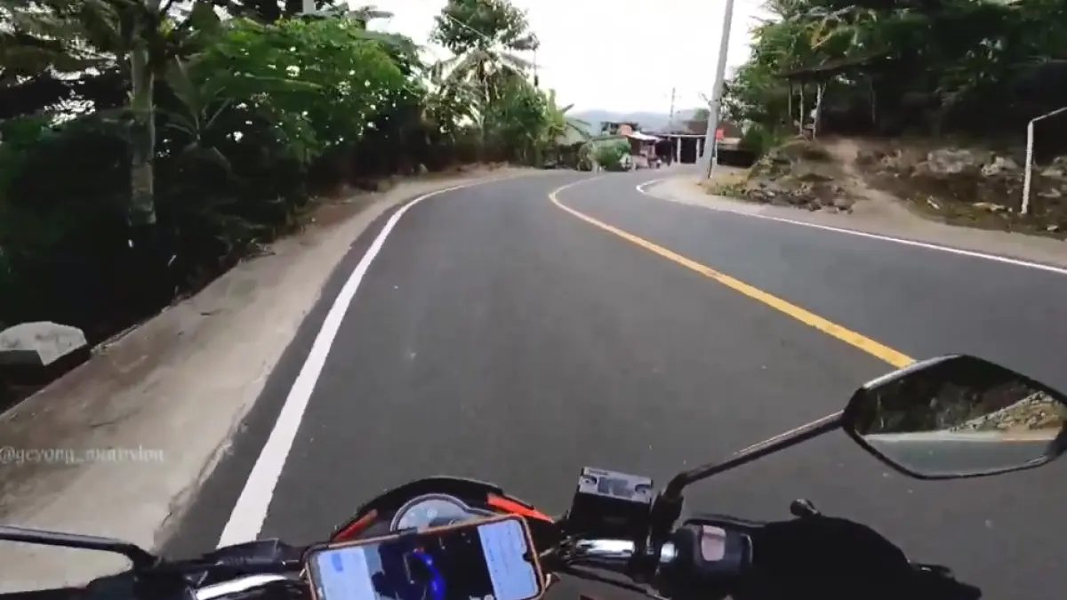 Jalur Panggul ke PLTU Sudimoro Pacitan jadi favorit touring, penuh jalan mulus, tikungan tajam, dan panorama pantai selatan.(screenshot youtube)