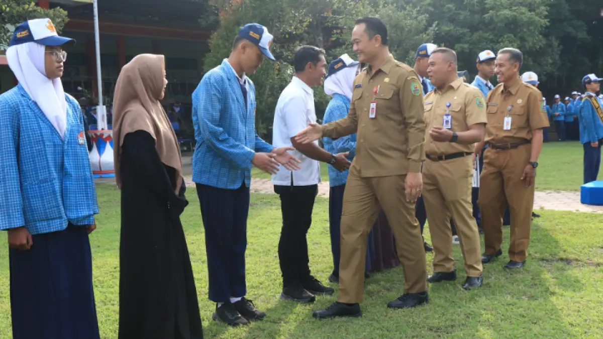 MEMBANGGAKAN: Delapan siswa SMPN 1 Trenggalek menembus SMA Taruna. Tiga di antaranya di SMA Taruna Nusantara Magelang. (FOTO-FOTO: PATRA ADITYA/RADAR TRENGGALEK)