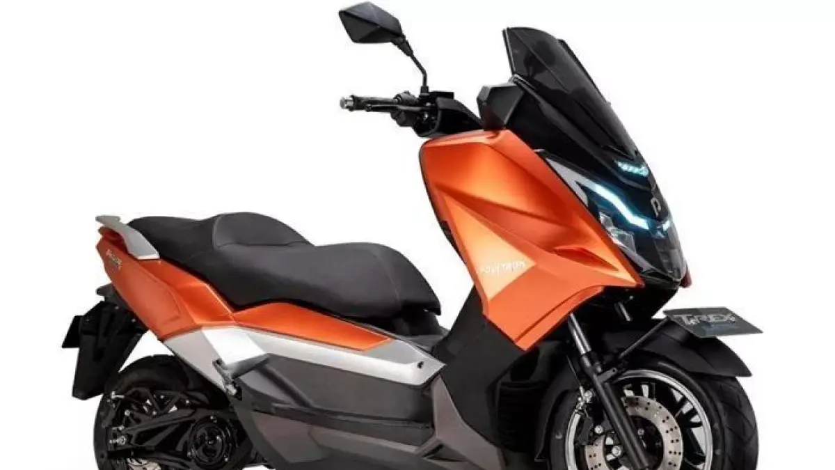 Polytron Fox 350 modifikasi tampil keren dengan kaki-kaki NMAX, Android Auto, lampu tembak, dan box touring 41 liter.