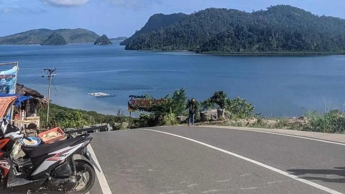 Warung tebing JLS Pantai Sine Tulungagung viral, ngopi view laut lepas cuma Rp19 ribu jadi favorit wisatawan.(pinterest)
