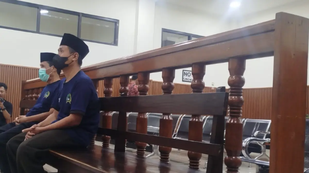 BELUM FINAL: Masduki dan Faisol, kedua terdakwa tindakan asusila, saat mengikuti sidang putusan. (ZAKI JAZAI/ RADAR TRENGGALEK)