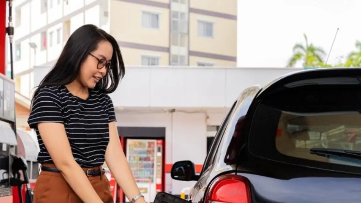 Daftar mobil murah paling irit BBM di Indonesia 2026, mulai Honda Brio Satya hingga Daihatsu Sigra yang hemat bensin.(freepik.com)