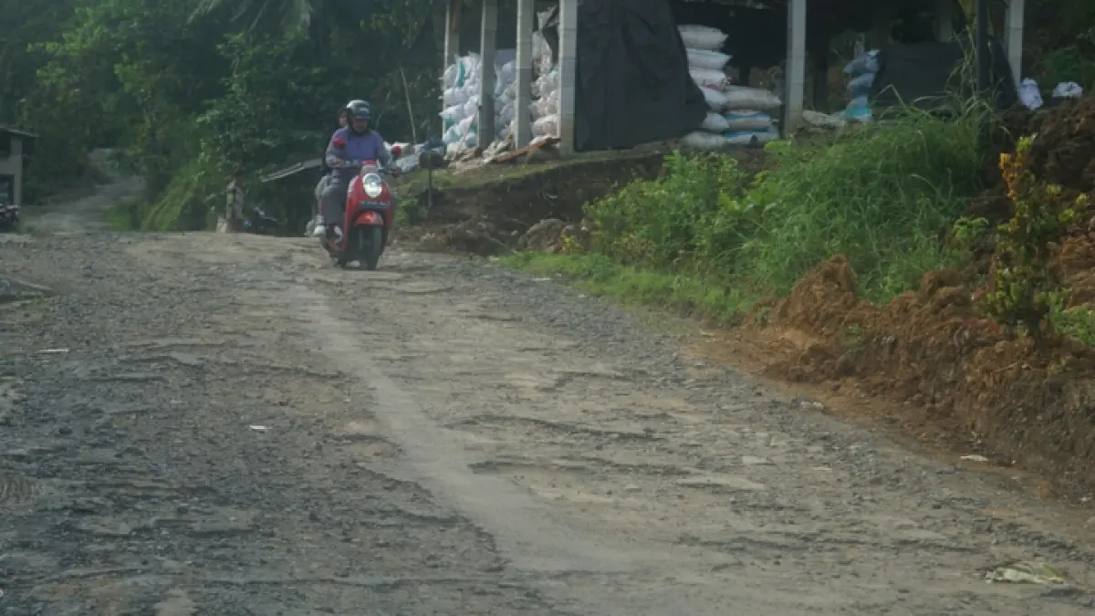 HARUS DIPERHATIKAN: Jalan penghubung antara Desa Sawahan dan Dukuh di Kecamatan Watulimo yang rusak. (FATRA ADITYA/RADAR TRENGGALEK)