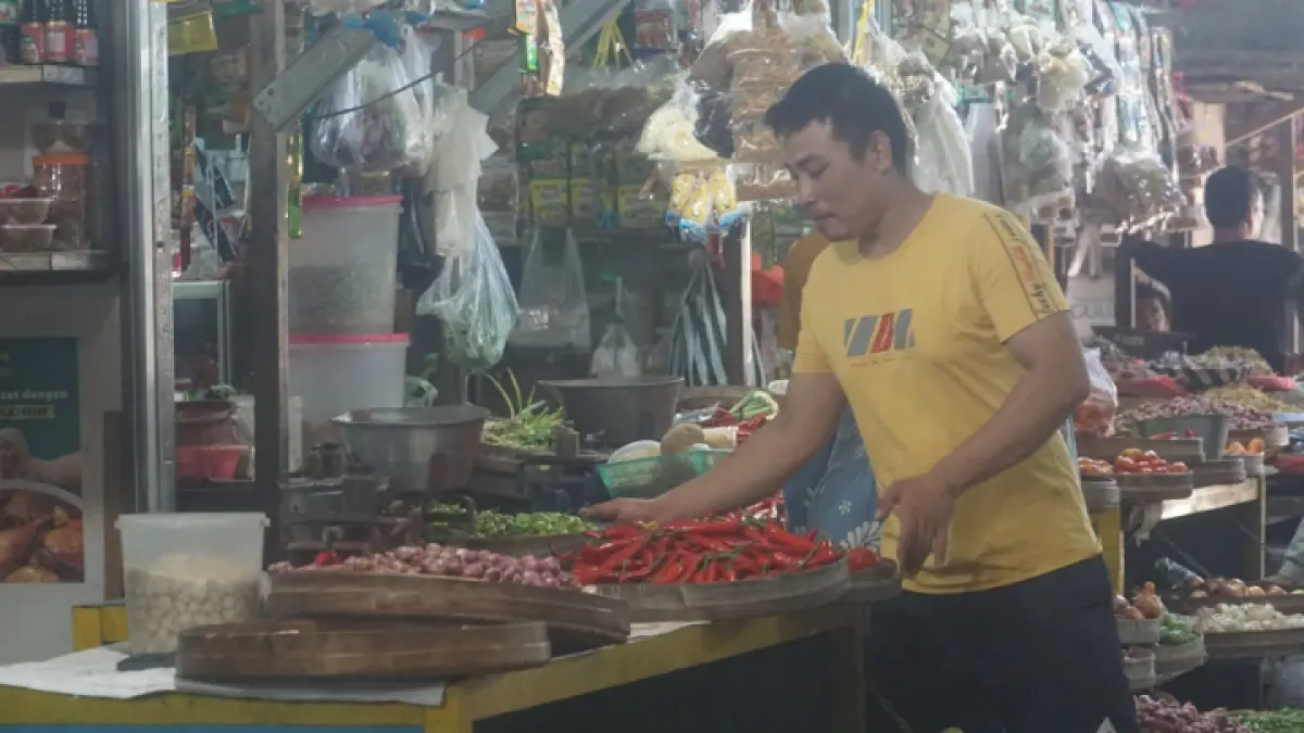 MENGAIS REZEKI: Pedagang di pasar basah ketika beraktivitas untuk menunggu pembeli. (FATRA ADITYA/RADAR TRENGGALEK)