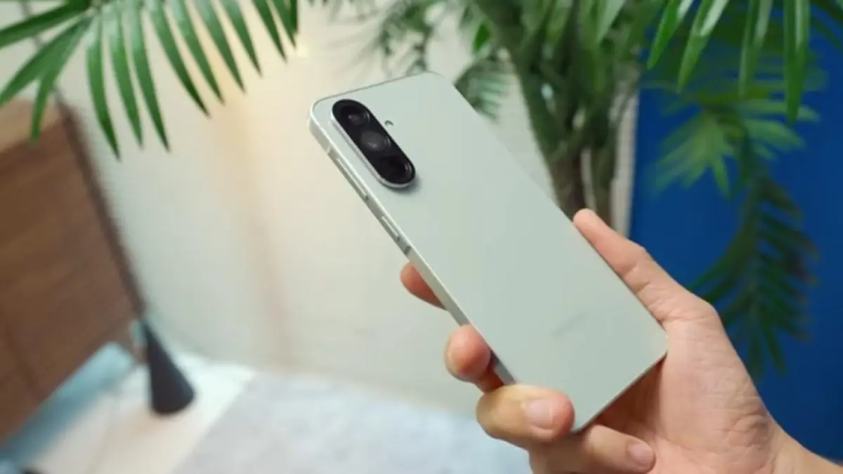 Samsung Galaxy A56 5G direview setelah dipakai setahun, bodinya tetap mulus dan One UI jadi alasan utama pengguna betah.(screenshot youtube)