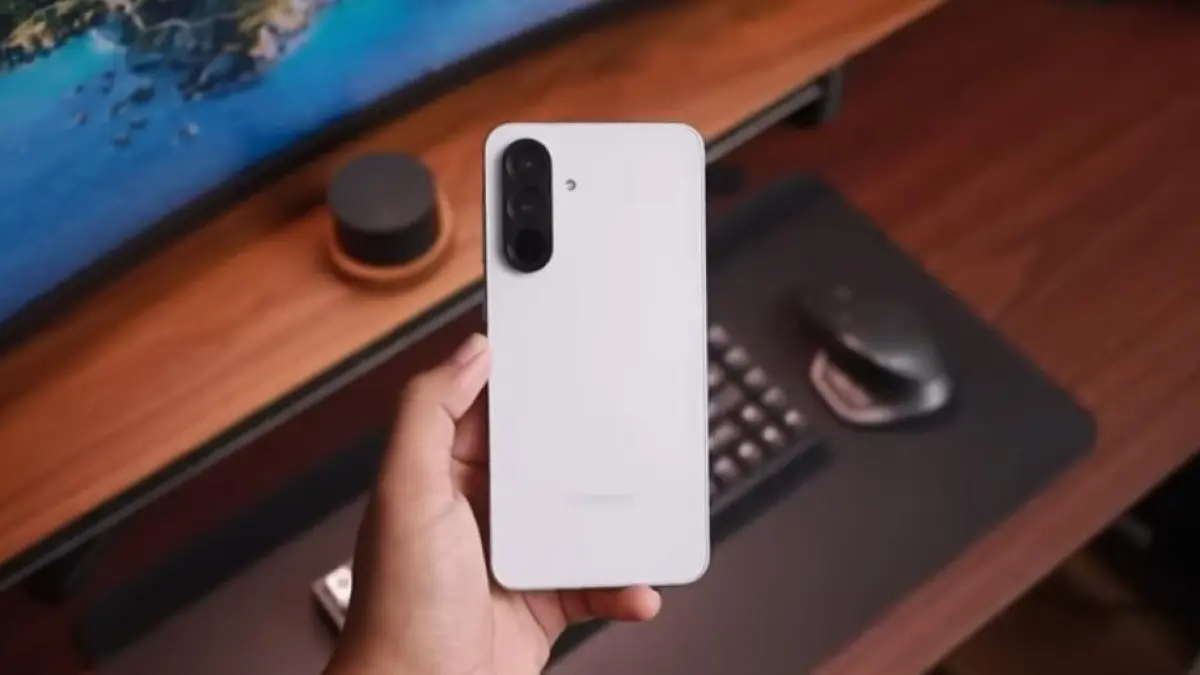 Samsung Galaxy A56 5G turun harga, hadir dengan Galaxy AI, kamera 50 MP, layar 120 Hz, dan performa gaming kencang.(screenshot youtube)
