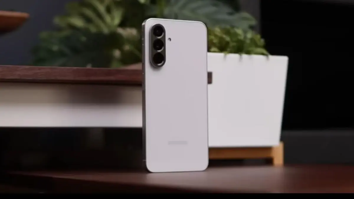 Samsung Galaxy A56 masih worth it setelah setahun berkat One UI, kamera video 4K stabil, dan update software panjang.(screenshot youtube)