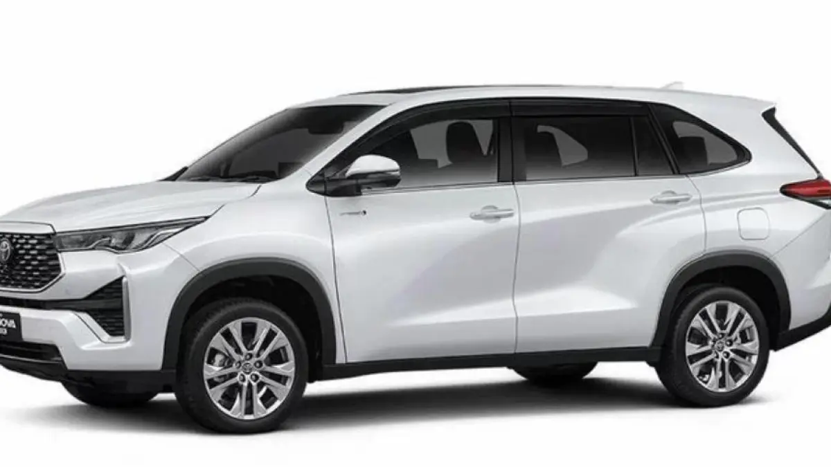 Toyota Innova Zenix 2026 tipe G dan V Hybrid hadir dengan head unit baru, kamera HD, dan emblem HEV terbaru.(pinterest.com)