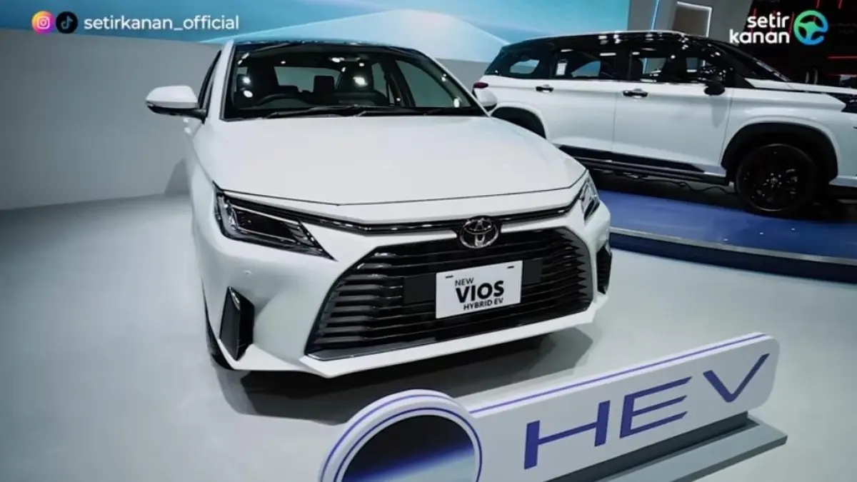 Toyota Vios Hybrid 2026 hadir di IMS dengan desain futuristik, mesin hybrid irit BBM, dan fitur modern tanpa rival di kelasnya.(screenshot youtube)