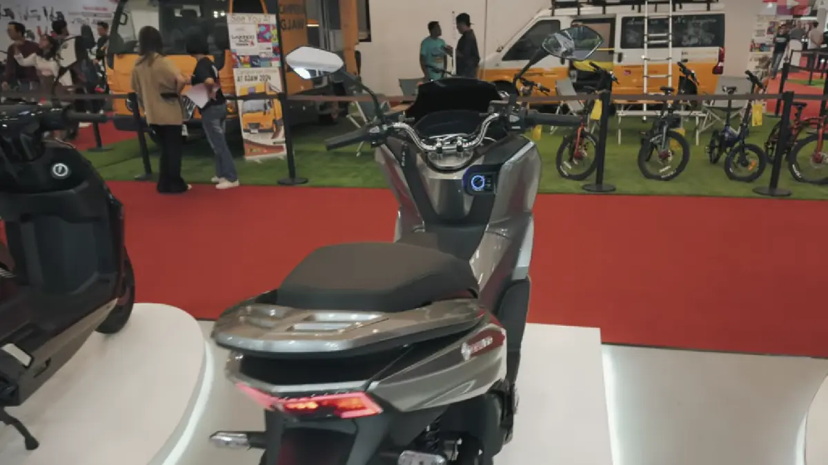 Davigo Falcon hadir sebagai motor listrik mirip PCX dengan kecepatan hampir 100 km/jam dan teknologi BLDC water cooling.
(screenshot youtube)