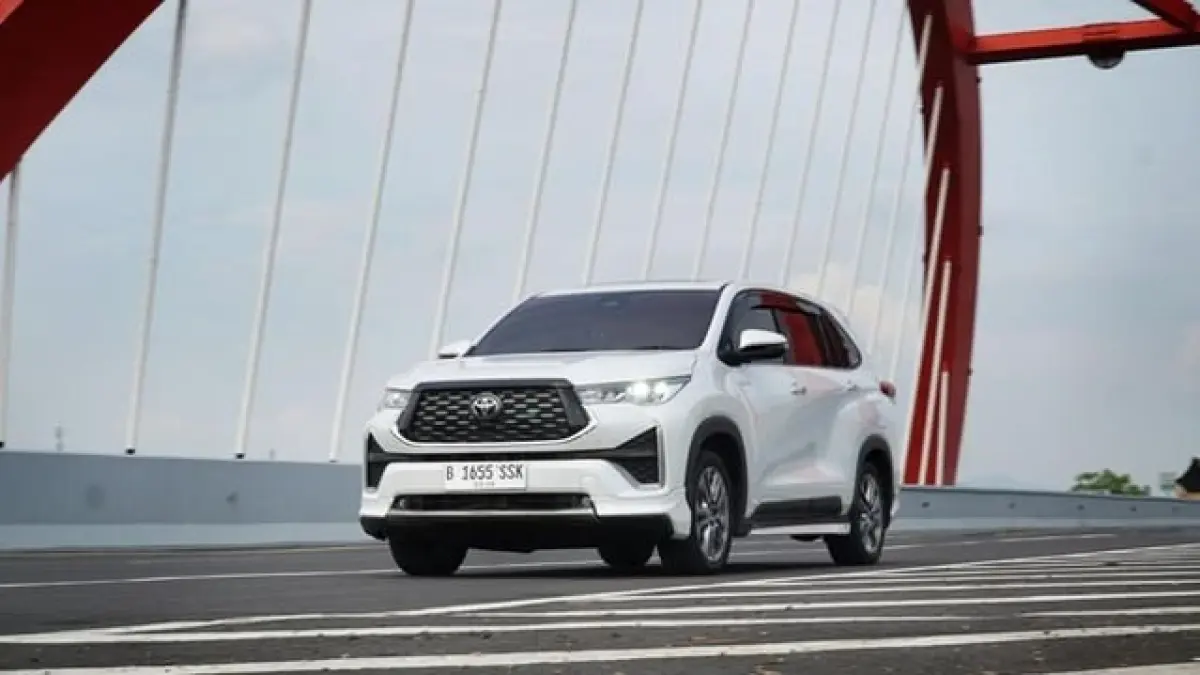 Harga BBM diesel naik? Cek keunggulan Toyota Innova Zenix Hybrid 2026! Lebih irit, fitur ADAS 3.0, dan hemat 56 juta dibanding Fortuner. Baca di sini!(Pinterest)