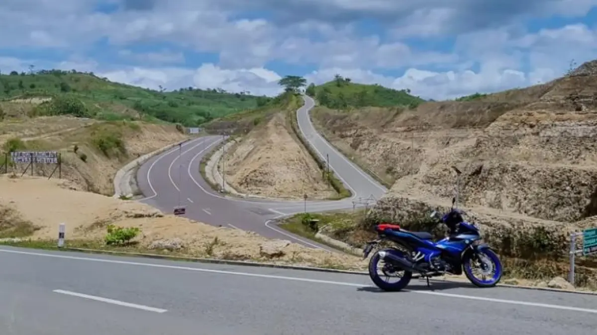 Intip indahnya jalur lintas selatan dari Tulungagung menuju Blitar! Dari spot viral Perempatan Makkah hingga Pantai Tambakrejo yang memukau. (Screenshot Youtube)