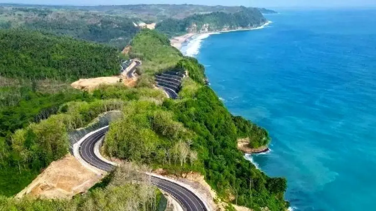 JLS Blitar menuju Pantai Sine viral karena punya view mirip Arab dengan panorama laut dan bukit kapur yang eksotis.(Google)