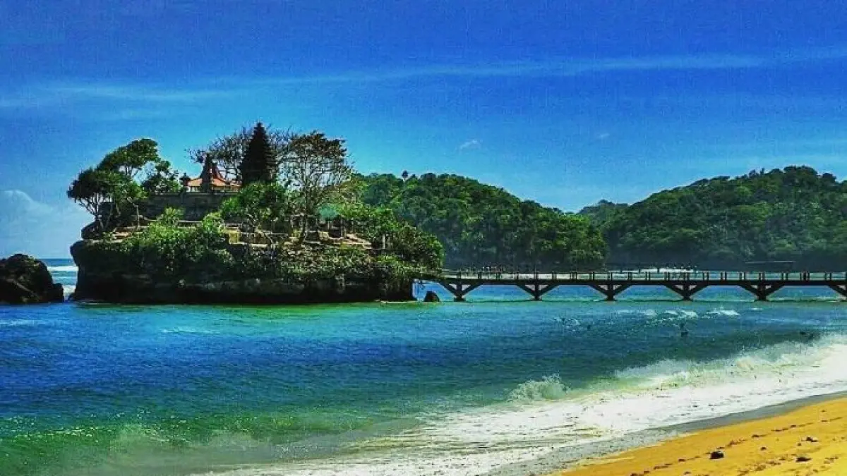 Pantai Soge Pacitan viral karena panorama JLS Jawa, pasir putih, dan sunset indah yang cocok untuk wisata healing.(Google)