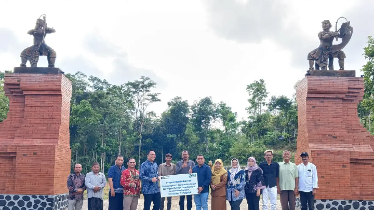 Penyerahan BRI Peduli CSR Pembangunan Gapura dan Pagar Lapangan Budaya Desa Dongko,Kec Dongko,Kab.Trenggalek kepada Lembaga Penggiat Budaya Kec.Dongko Kab.Trenggalek. (BRI UNTUK RADAR TRENGGALEK)