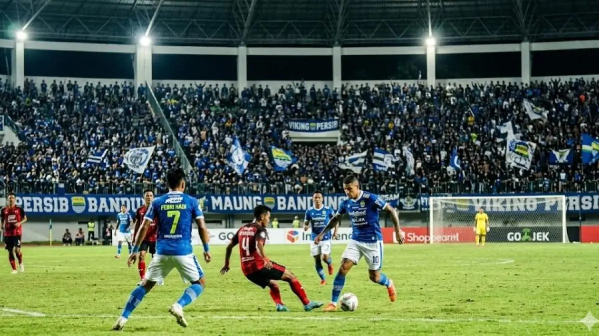 Rumor transfer Liga 1 memanas, Persib dikaitkan dengan Aymen Hussein, Ole Romeny hingga Nathan Tjoe-A-On.
( Gemini AI )