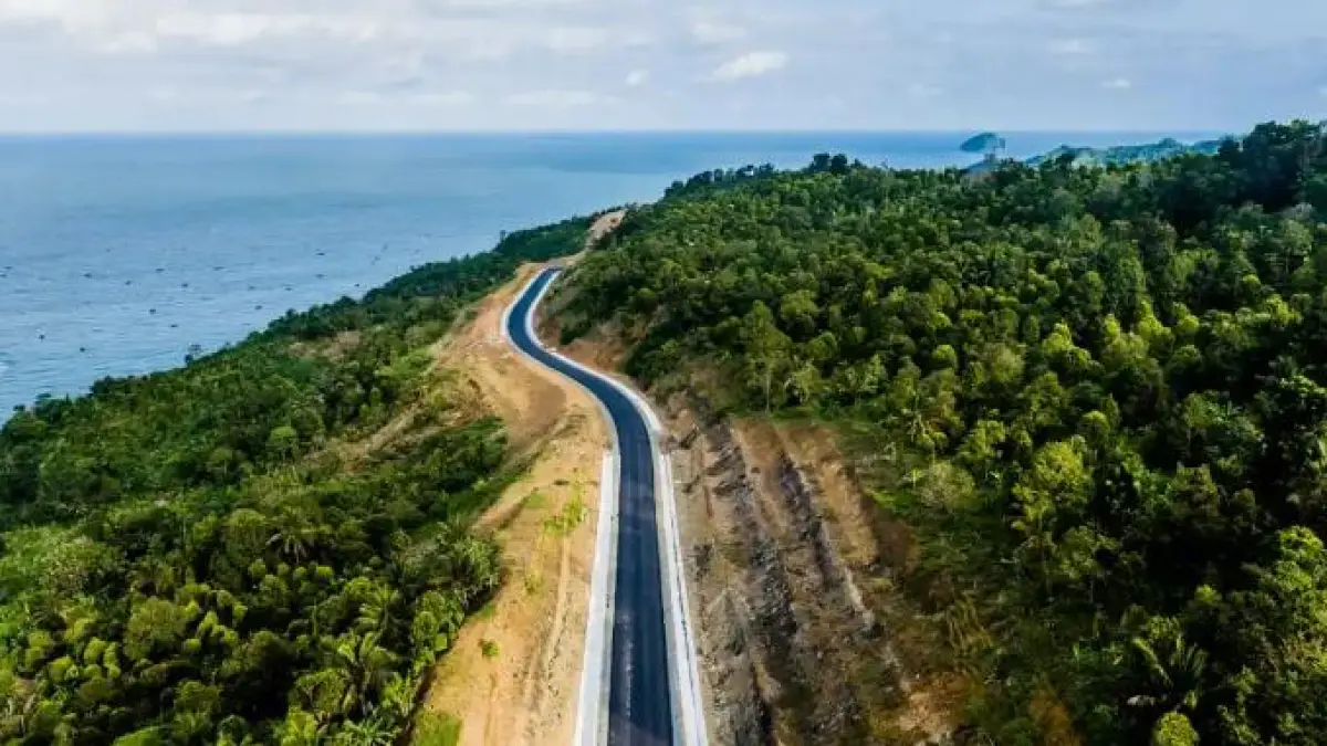 Simak serunya riding di jalur lintas selatan Tulungagung-Trenggalek! Dari spot viral Pantai Gemah hingga tebing kapur purba yang eksotis dan memanjakan mata.