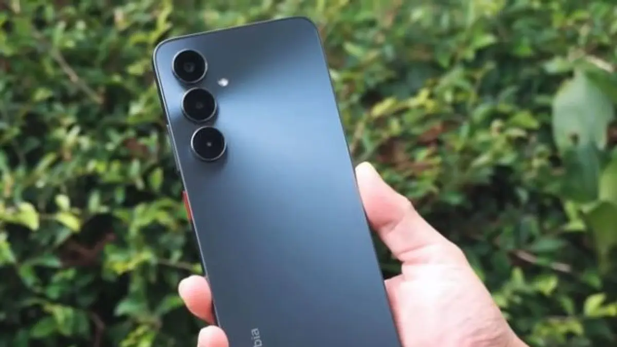 Cek daftar HP harga 1-2 jutaan terbaik Mei 2026! Ada baterai 7000 mAh, spek tahan banting militer, & layar 144Hz. Solusi HP murah berkualitas, klik! (Screenshot Youtube)