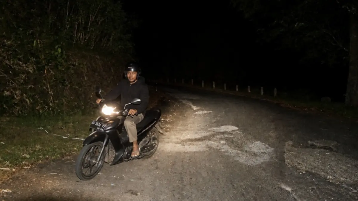 HATI-HATI: Selain rusak, jalan Trenggalek-Bendungan juga minim penerangan. (FATRA ADITYA/RADAR TRENGGALEK)