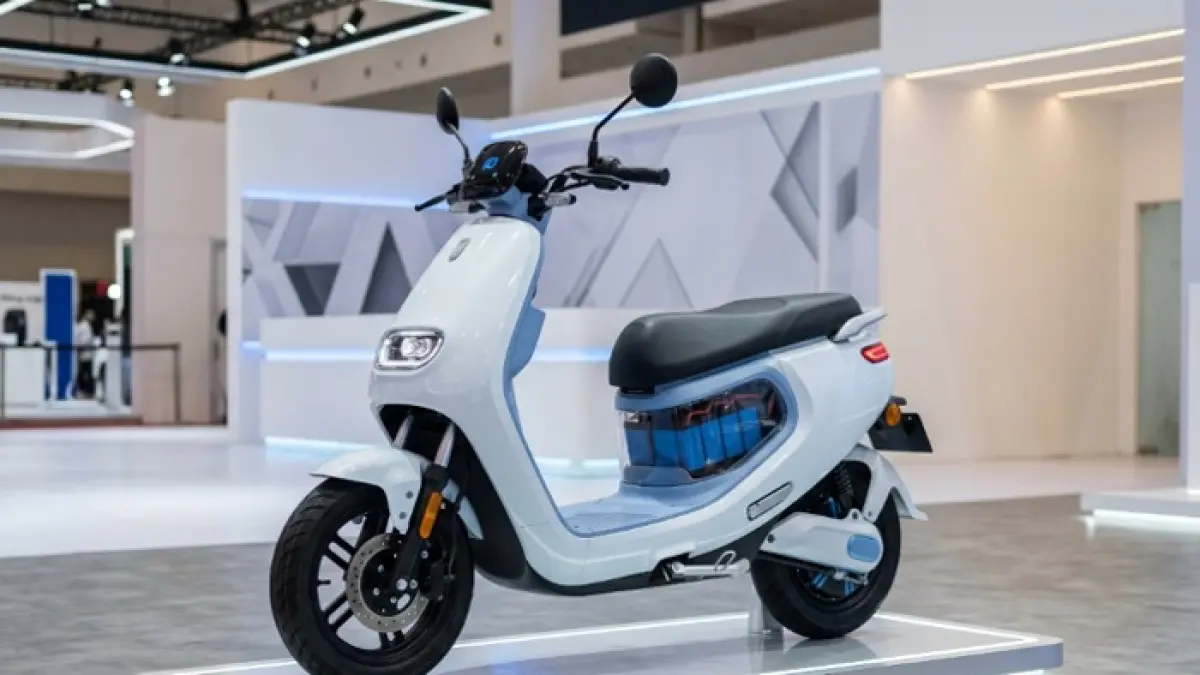 Indomobil Cutie jadi motor listrik imut paling murah di IMS 2026 dengan fitur modern dan desain retro. (Ilustrasi Gemini AI)