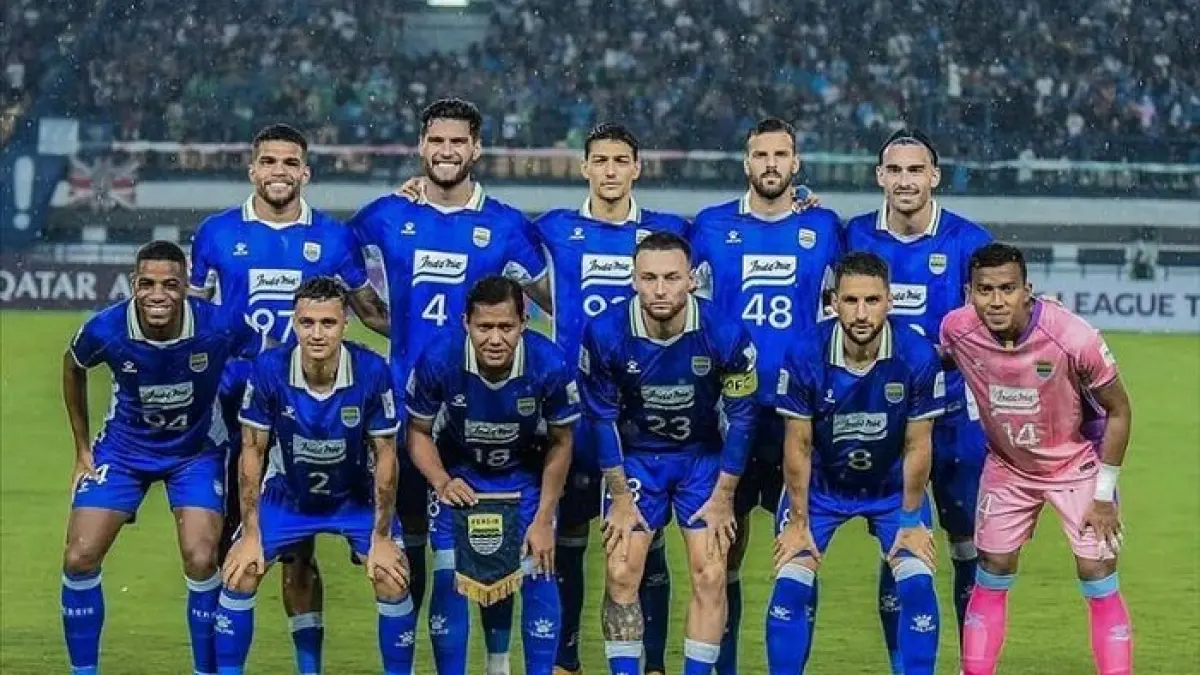 Persib Bandung dirumorkan melepas banyak pemain asing dan lokal di bursa transfer. Ini daftar nama yang mengejutkan Bobotoh.(Gemini AI)