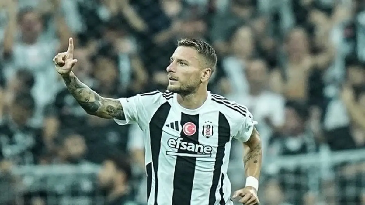 Persib Bandung pecahkan rekor transfer Liga 1 2026/2027 dengan duet Duganzic dan Ciro Immobile, bikin geger sepak bola Asia.(Gemini AI)
