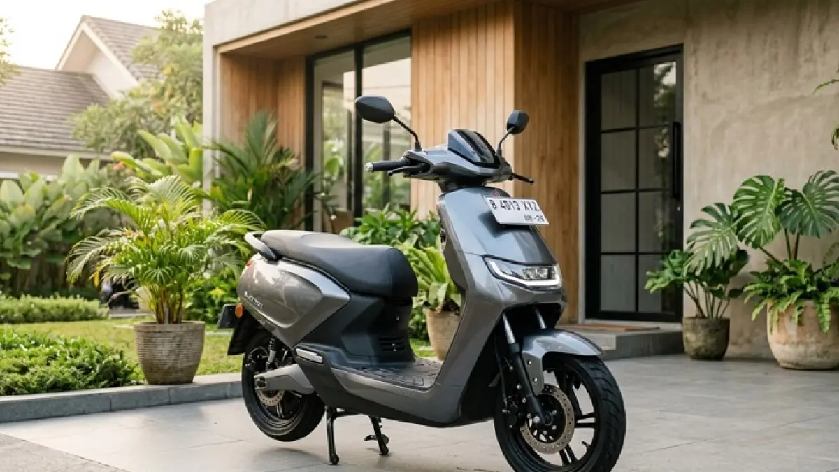 Polytron Fox 350 hadir dengan fitur modern dan jarak tempuh 140 km. Simak review lengkap plus kekurangannya. (Ilustrasi Gemini AI)