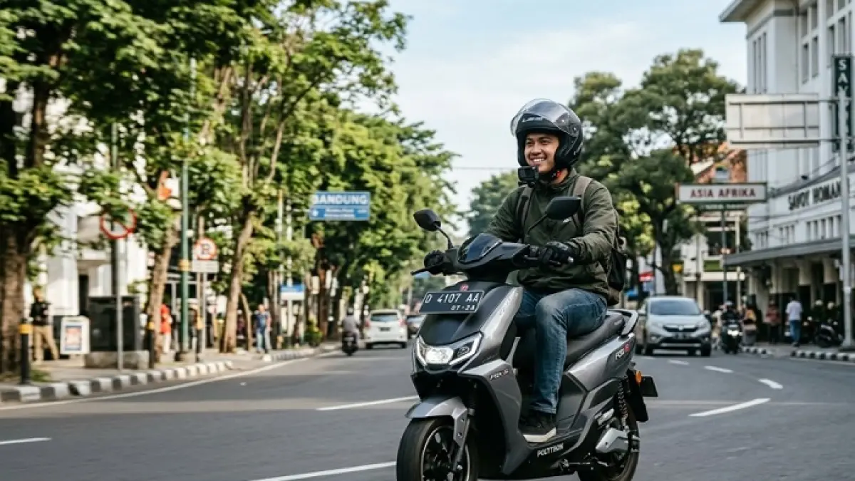 Polytron Fox S sukses tembus tanjakan Dieng. Touring motor listrik ini bongkar konsumsi baterai dan fitur anti mundur. (Ilustrasi Gemini AI)
