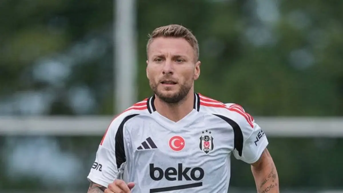 Rumor Persib Bandung Duganzik Ciro Immobile bikin heboh Bobotoh, dua striker Eropa disebut bakal datang ke Bandung.(Gemini AI)