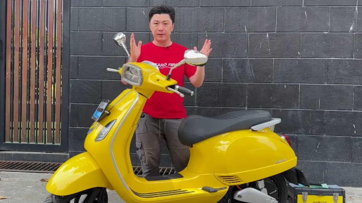 Smooth Zuzu mirip Vespa Sprint hadir dengan baterai swap, fitur canggih, dan desain retro modern. Simak review lengkapnya.
(screenshot youtube)