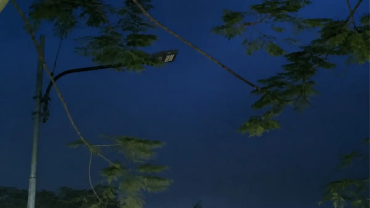 JALAN GELAP: Sejumlah lampu PJU di Kecamatan Durenan mati, warga sebut sudah berbulan-bulan.  (FATRA ADITYA/RADAR TRENGGALEK)