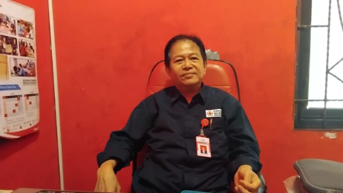 Kepala UDD PMI dr. Teguh Sugito menjelaskan terkait Stok darah di PMI Trenggalek  Saat ini sebulan 600 kantong. (FATRA ADITYA / RADAR TRENGGALEK)