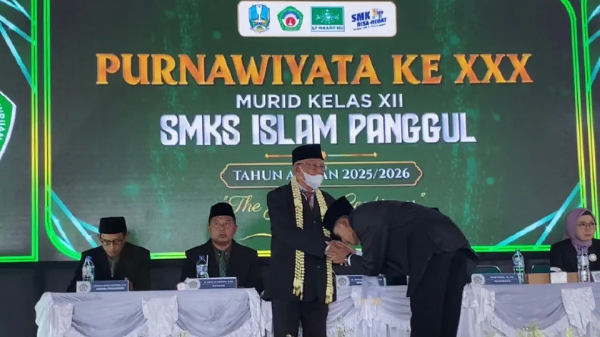 KOMPETEN : Kepala SMKS Islam Panggul H. Suparmin Sujono S.Pd ketika memimpin purnawiyata ke XXX kelas XII Sabtu (16/5). 
(FOTO: SMKS ISLAM PANGGUL UNTUK RADAR TRENGGALEK)