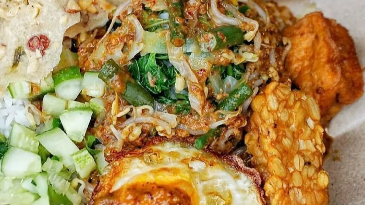 Kuliner Mak Kotreng Gandusari Trenggalek viral, sayur hangat Rp3 ribu, antrean pagi panjang di Pasar Gandusari.(Pinterest)