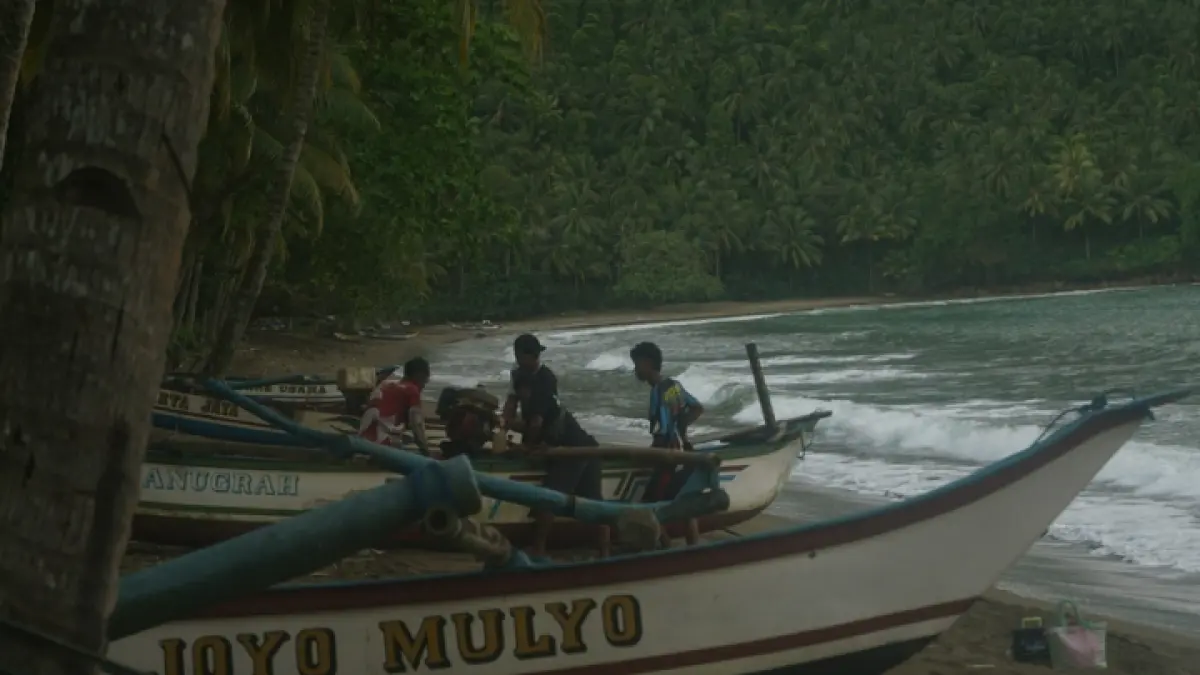 PUTAR OTAK: Nelayan Pantai Damas kini memancing ke tengah laut akibat sulitnya mendapatkan ikan. (FATRA ADITYA/RADAR TRENGGALEK)
