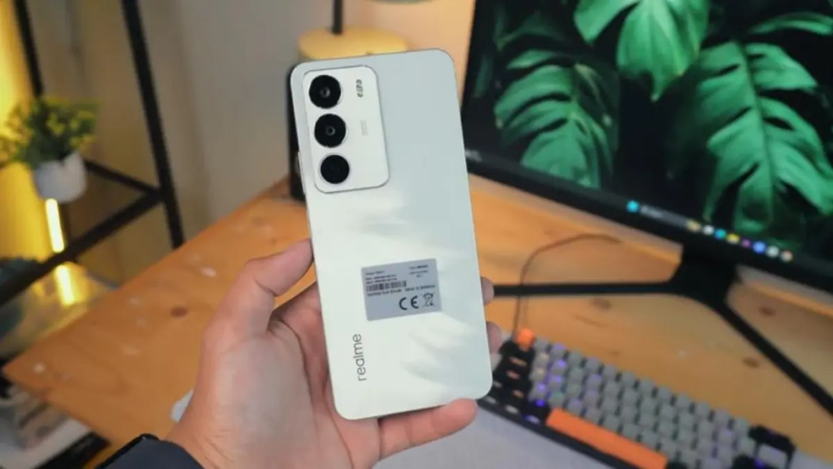 Review Realme C71 hadir dengan baterai 6300 mAh dan desain premium, tapi chipset serta kameranya jadi sorotan pengguna.(screenshot youtube)