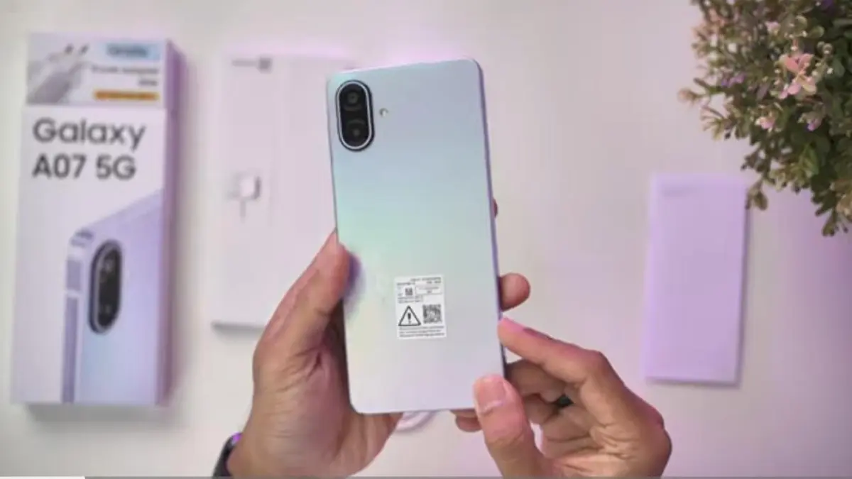 Samsung Galaxy A07 5G hadir dengan baterai 6000 mAh, layar 120 Hz, dan update Android 6 tahun. Simak spesifikasinya.(screenshot youtube)