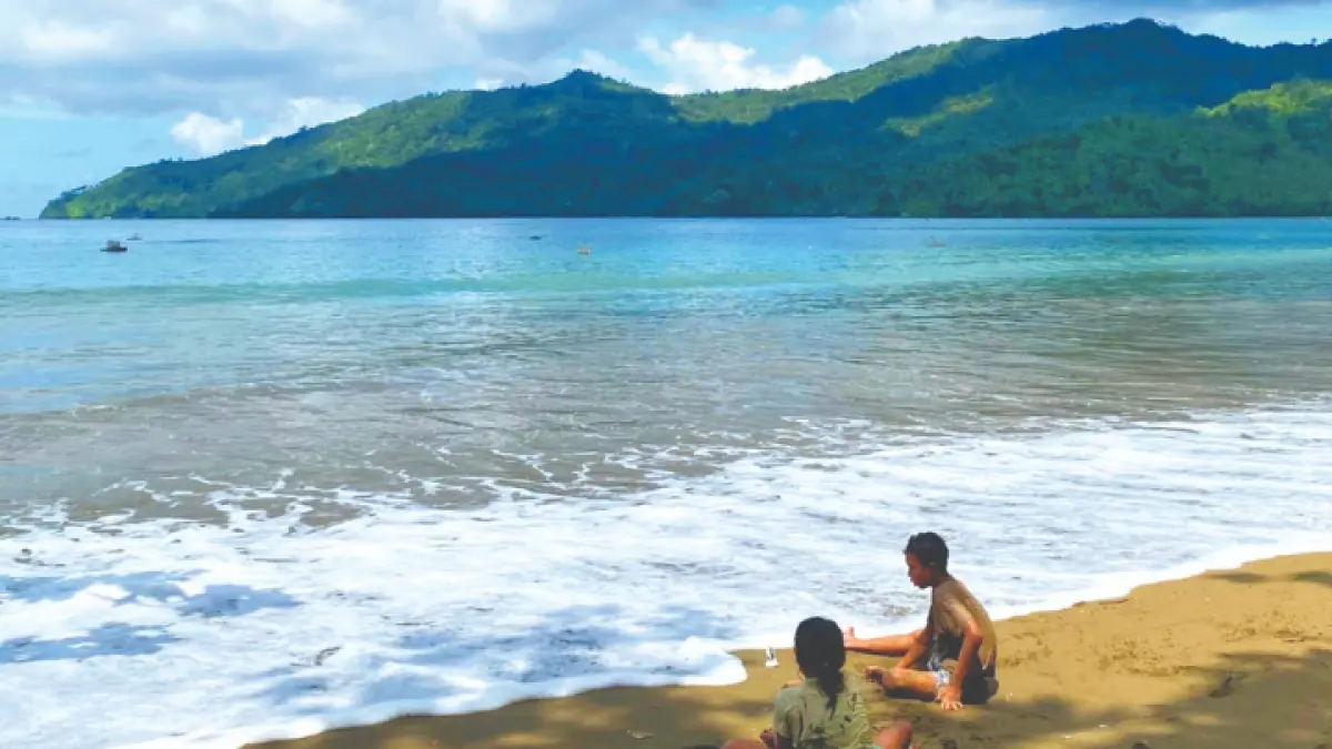 SEPI: Pantai Damas kini lengang. Sampah berserakan dan wisatawan semakin jarang berkunjung. 
(FATRA ADITYA/RADAR TRENGGALEK)
