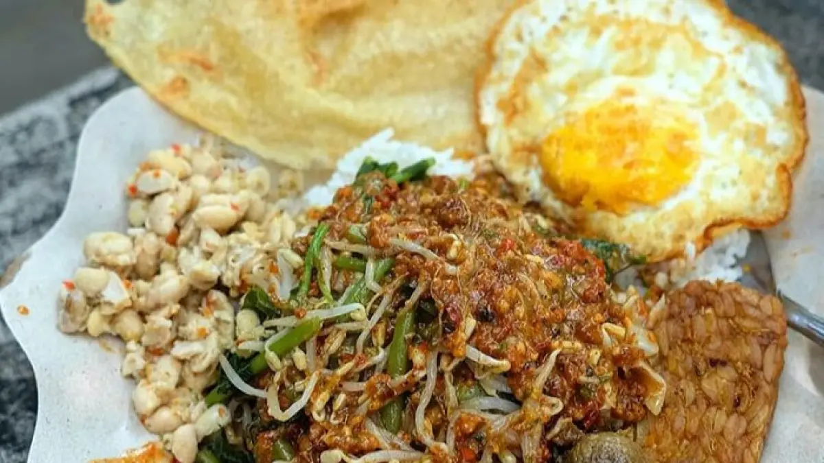 Sompil khas Trenggalek Mak Kotreng viral, lontong kerucut unik Rp5 ribu dengan kuah santan pedas dan sayur nangka.(Pinterest)