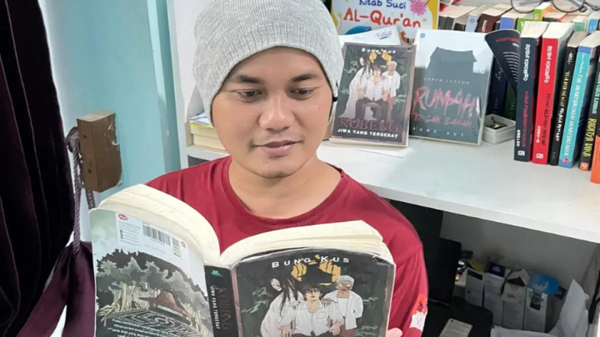 TERUS BERKARNYA: Kusnul Pujianto atau Bung Kus memperlihatkan salah satu karyanya yang diminati secara nasional. (ZAKI JAZAI/ RADAR TRENGGALEK)
