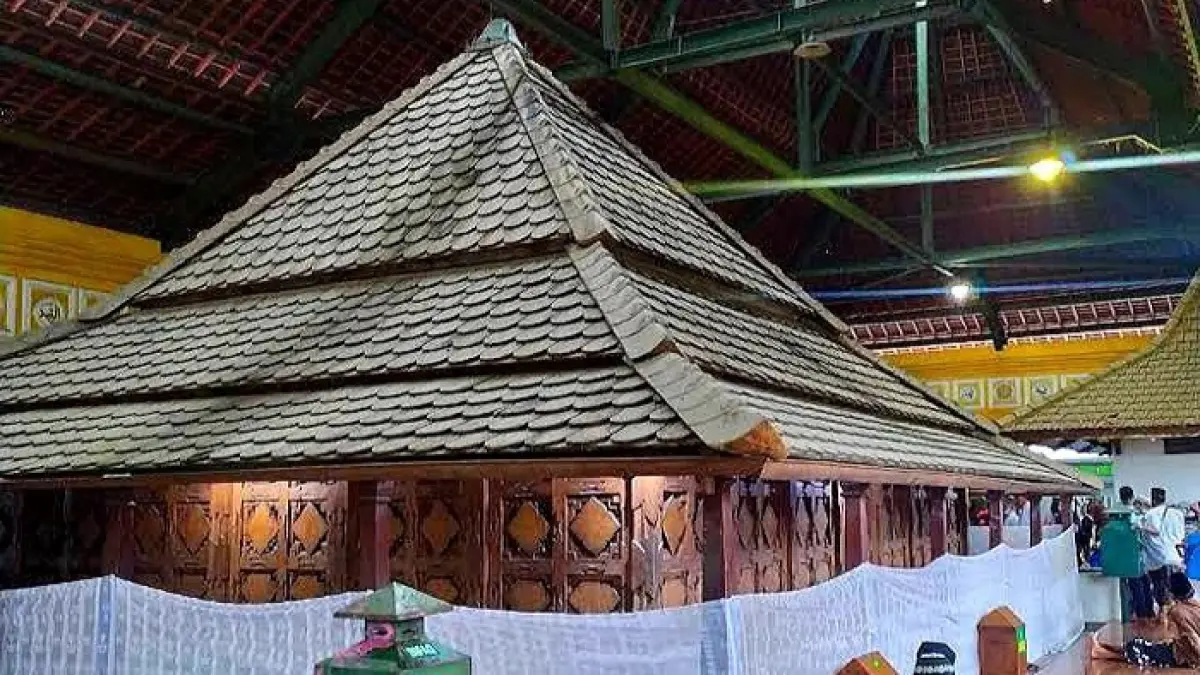 Wisata religi Giri Kedaton dan makam Sunan Giri di Gresik menyimpan sejarah kerajaan Islam dan dakwah Nusantara. (Pinterest) 